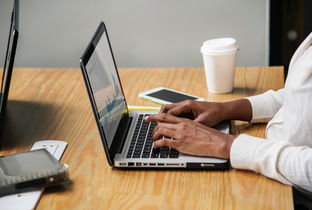 咖啡 当代 书桌 设备 家具 热饮 室内 互联网 笔记本电脑 现代 网络 办公室 个人 房间 屏幕 座位 智能手机 技术 打字 无线 木头 木头 工作 工作